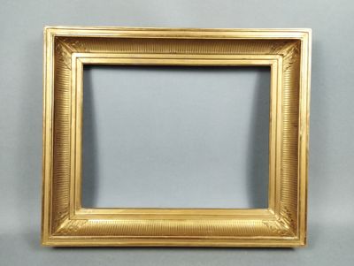 Grand cadre en bois doré, à décor en écoinçons de feuilles d…