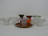 trois vases posés sur une assiette, sur une surface blanche