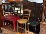plusieurs chaises et une table dans une pièce sur laquelle est posée une lampe