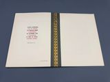 un livre ouvert, avec une couverture en noir et blanc, posé sur une surface bleue