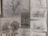 beaucoup de dessins posés sur une table recouverte de feuilles de papier