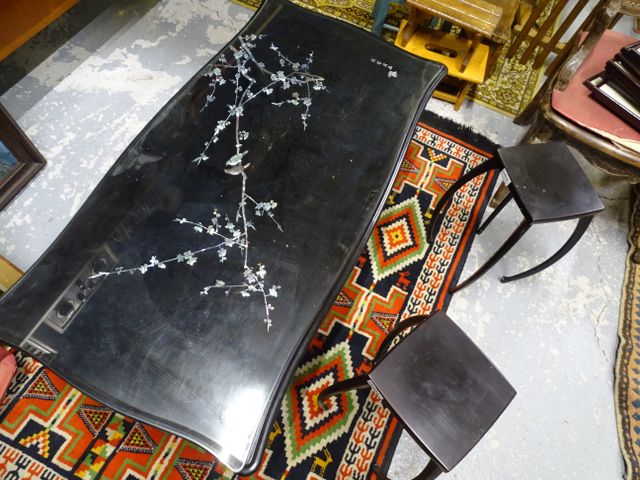 THÂNH LEY, Vietnam,: table basse laquée décor de branchages et oi...