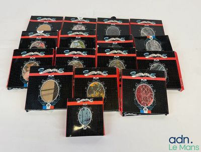 tout un tas de fards à paupières de différentes couleurs posés sur une table blanche