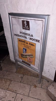 a sign on the side of a building that says mediodia noche