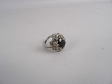 bague en argent massif avec une pierre noire et une topaze blanche