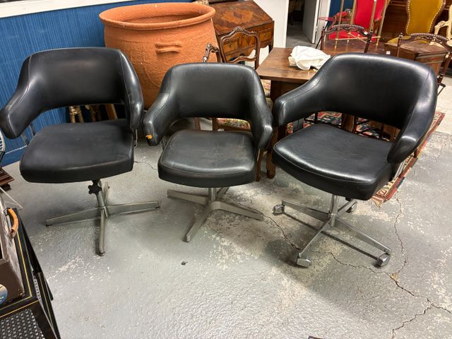 Suite de trois fauteuils en cuir noir piètement chromé (accros et