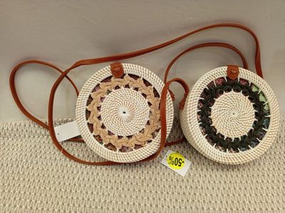 Deux sacs en osier sont posés l'un sur l'autre sur une table
