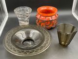 un saladier en verre, une assiette et une tasse posés sur une table