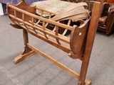un lit de bébé en bois surmonté d'un panier