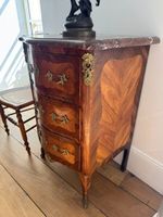 Commode d'entre deux ouvrant par trois tiroirs, en placage d… (photo 6)