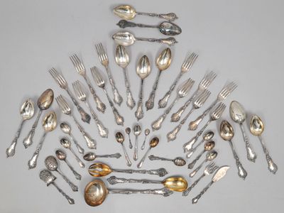 un grand nombre de cuillères et de fourchettes en argent disposées en cercle
