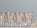 de nombreux verres et une carafe posés sur une table