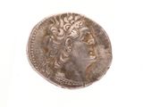 une vieille pièce d'argent portant une tête de femme