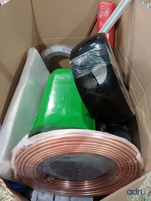 une boîte en carton remplie de différents types d'appareils électriques