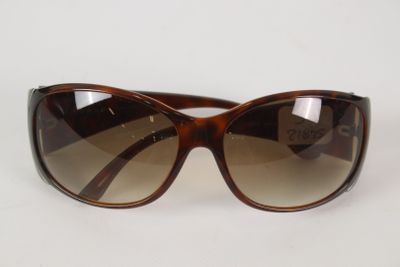lunettes de soleil marron avec des verres marron sur fond blanc