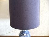 un vase bleu et blanc avec une nuance de violet