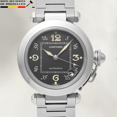 une image montrant un gros plan d'une montre-bracelet au cadran noir
