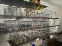 Un lot de verres et pichets : verres à bières, verres public…