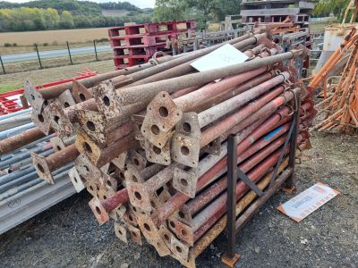 un tas de tuyaux posé par terre à côté d'un autre tas de tuyaux