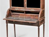 un bureau ancien à deux tiroirs et doté d'un plateau en verre