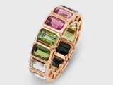 un gros plan d'une bague multicolore sur fond blanc