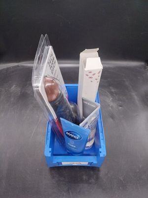 un récipient bleu contenant une brosse à dents, du dentifrice et d'autres objets