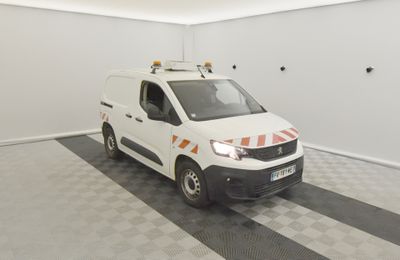 une camionnette blanche garée dans un garage