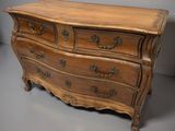 une commode en bois exposée sur un sol gris
