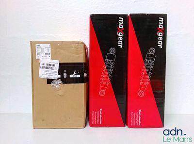 deux boîtes aux couleurs rouge et noire posées l'une à côté de l'autre sur une surface blanche