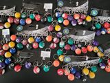 de nombreuses perles de différentes couleurs sur un fond noir