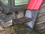 un tracteur garé sur le bord de la route
