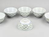six bowls and a bowl with a lid are arranged in a circle
