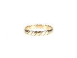 gros plan d'une bague en or sur une surface blanche