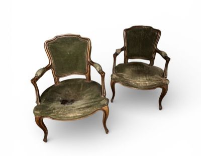 Paire de fauteuils en bois mouluré et sculpté, travail de la…