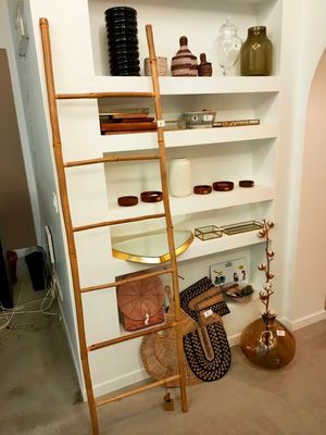 une échelle adossée au mur d'une pièce