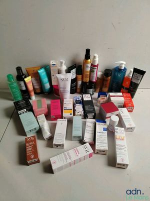 de nombreux types de produits de soins de la peau disposés par terre