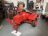 un camion de pompiers rouge garé dans un garage