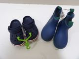 une paire de chaussures et une autre paire de chaussures posées sur une table