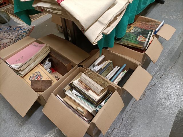 5 cartons de livres. 