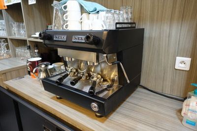 une machine à café posée sur un comptoir dans une cuisine