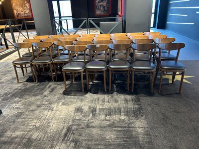 Dans une grande pièce, les tables et les chaises sont disposées en cercle.
