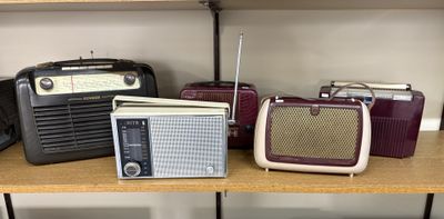 Lot de cinq postes de radio portatifs dont Schaub modèle Cam…