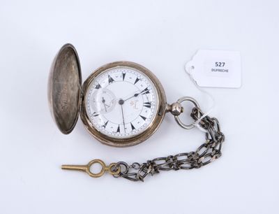 une montre de poche attachée à une chaîne, posée sur une table