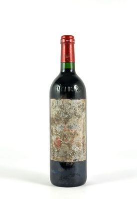 une bouteille de vin posée sur une table