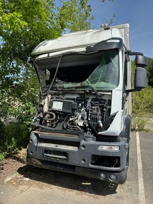 un camion dont le capot est ouvert, garé sur le bord de la route