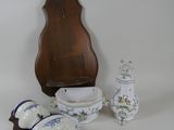 une table blanche sur laquelle sont disposés des plats bleus et blancs