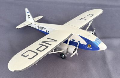 un avion jouet posé sur une table