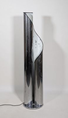 un vase en argent posé sur une table