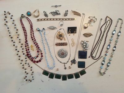 de nombreux colliers et bracelets différents disposés sur une table