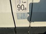 un parcmètre fixé sur le flanc d'un camion blanc
